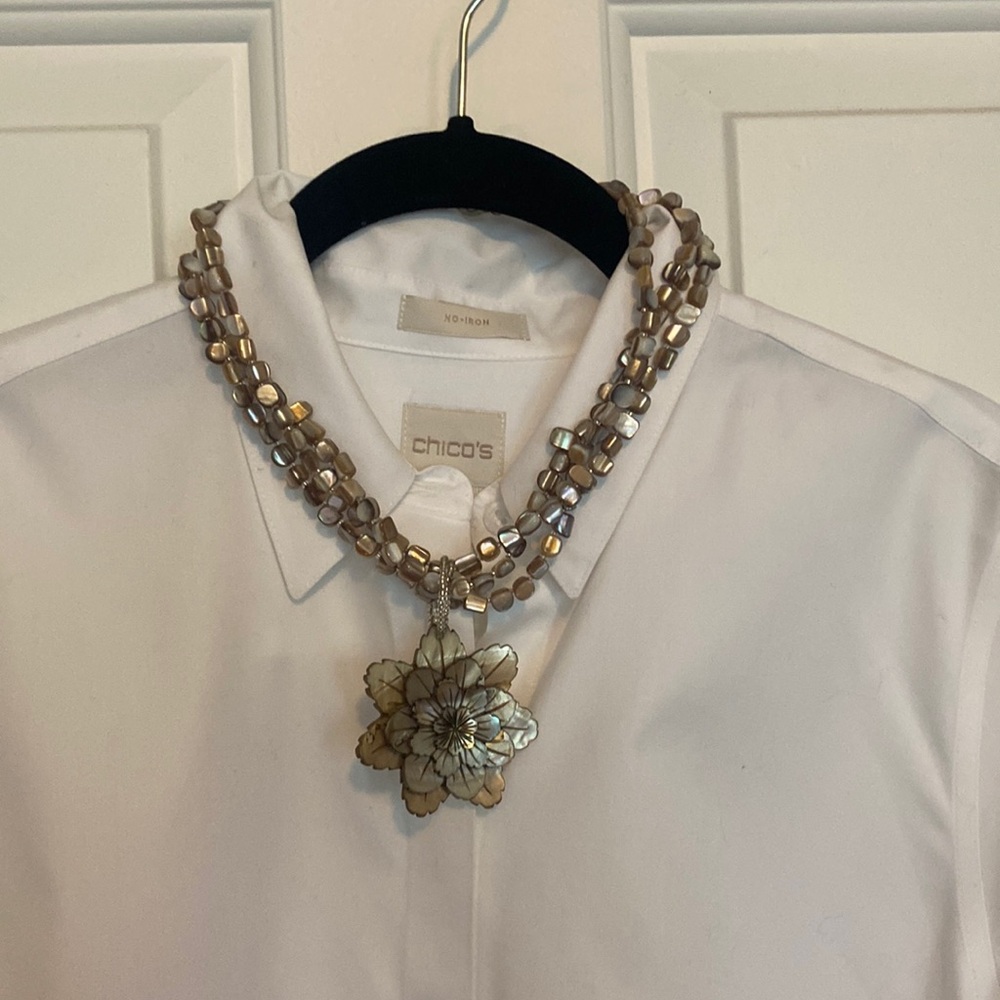 Gold and Cream Floral Pendant Necklace